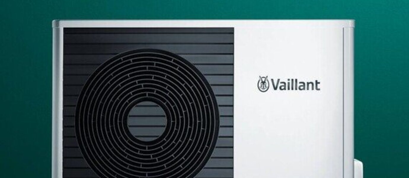 Vaillant heeft zijn nieuwste innovatie gepresenteerd: de aroTHERM Split plus warmtepomp. Met een maximale geluidsproductie van slechts 39 dB in fluistermodus is het momenteel de stilste split-warmtepomp op de markt. Hiermee biedt Vaillant een oplossing die niet alleen aan de strengste milieueisen voldoet, maar ook aan strikte geluidsnormen, waarmee duurzame verwarmingsinstallaties in woonwijken toegankelijker worden
